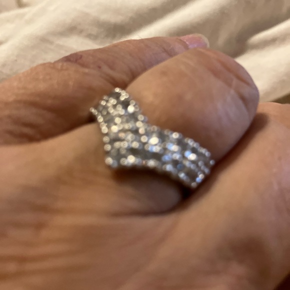Triple A quality cubic V shaped pave ring - Picture 2 of 4